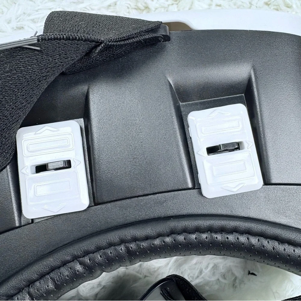 VR adjustable Headset in Black and White